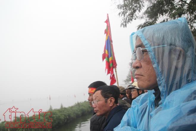 Hàng nghìn người cổ vũ đua thuyền rồng tại Hồ Tây ảnh 7